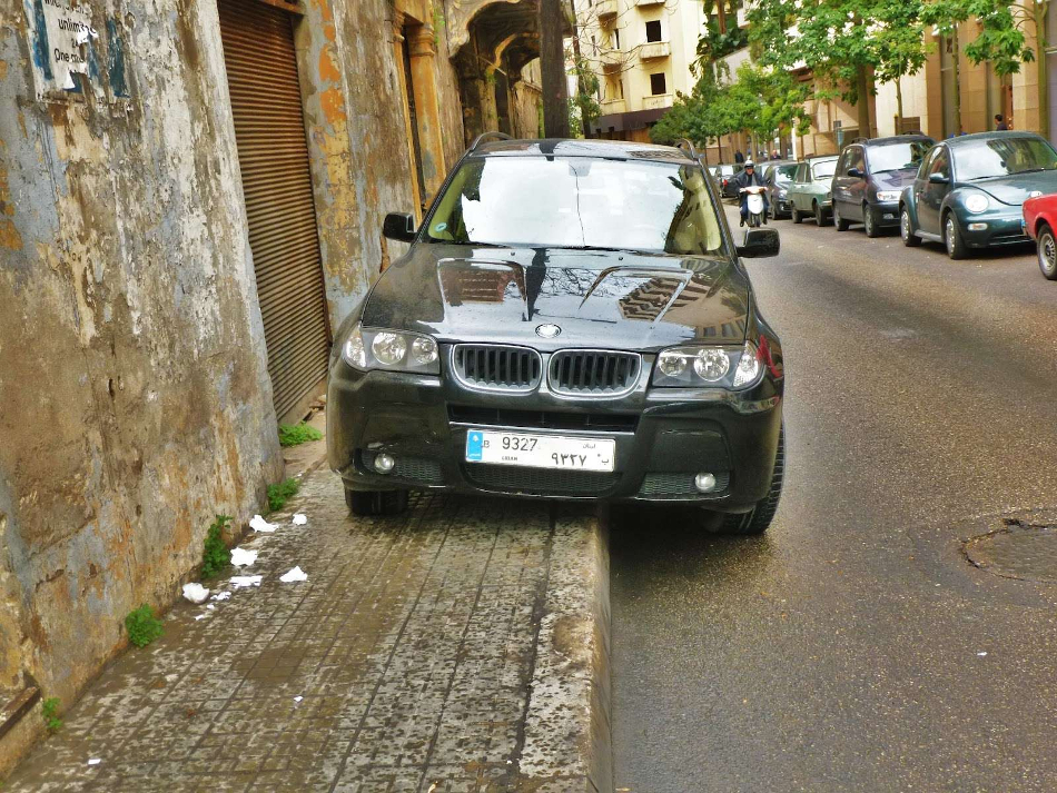 Coche en acera