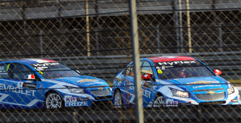 Yvan Muller toca a Alain Menu