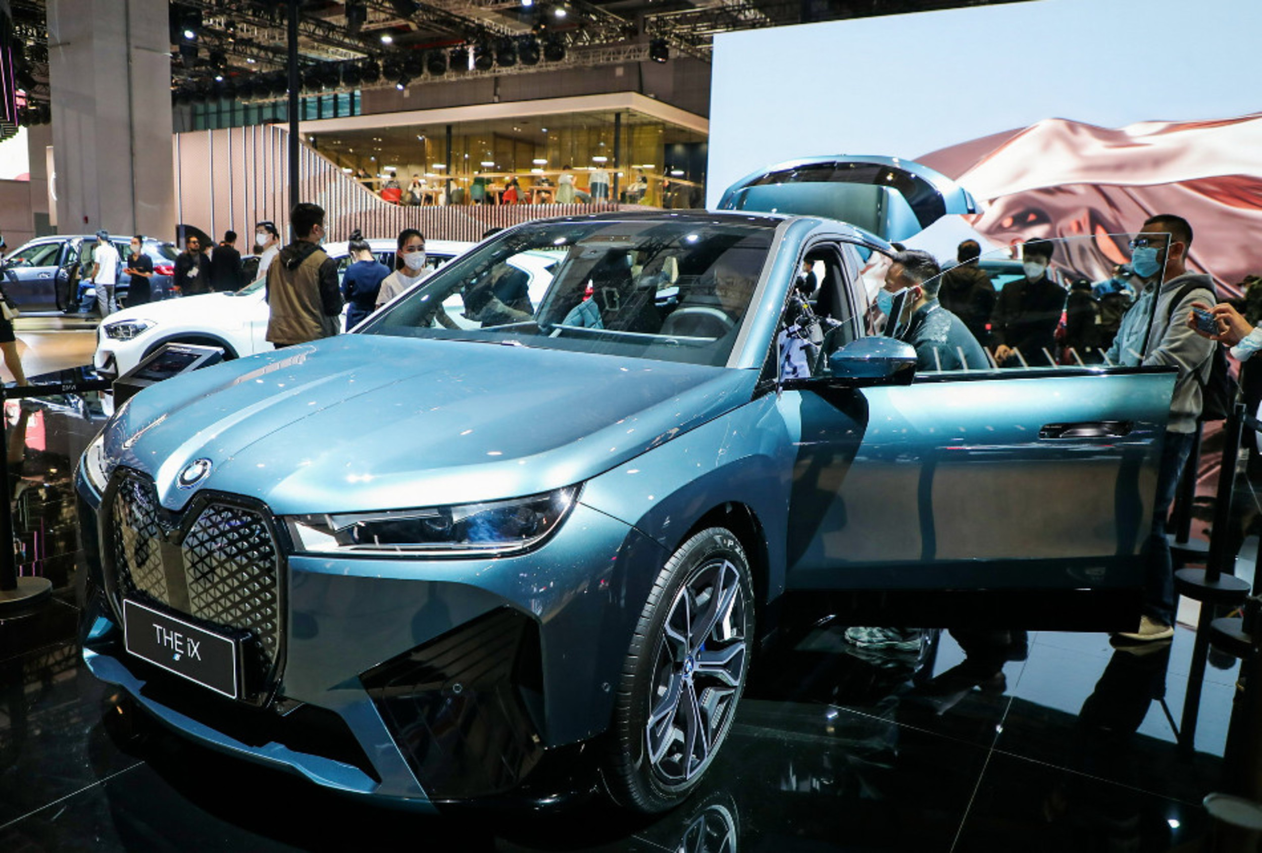 BMW presenta variantes para la serie iX - Motor y Racing