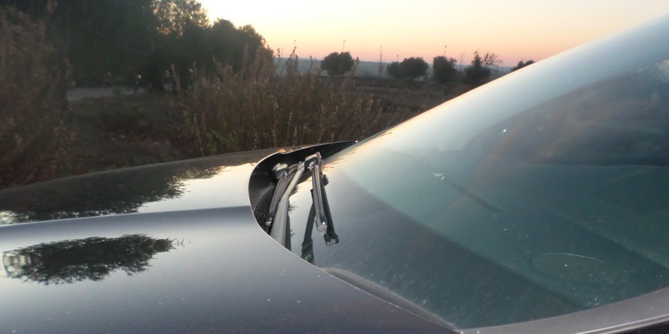 Los peligros que pueden surgir en la carretera al tener el parabrisas con agua y restos de insectos