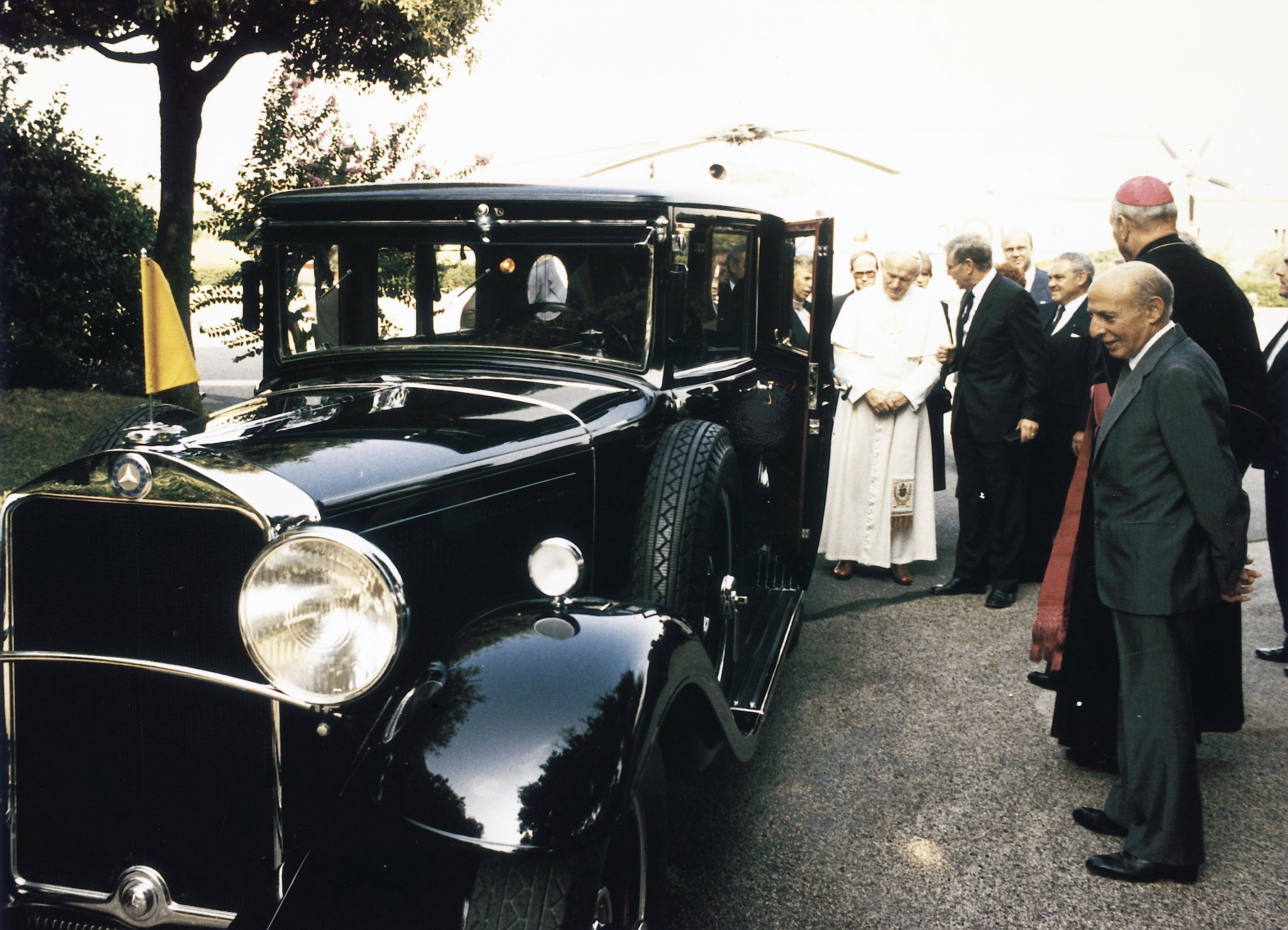 El primer papamóvil, el de Pío XI, siendo inspeccionado por Juan Pablo II
