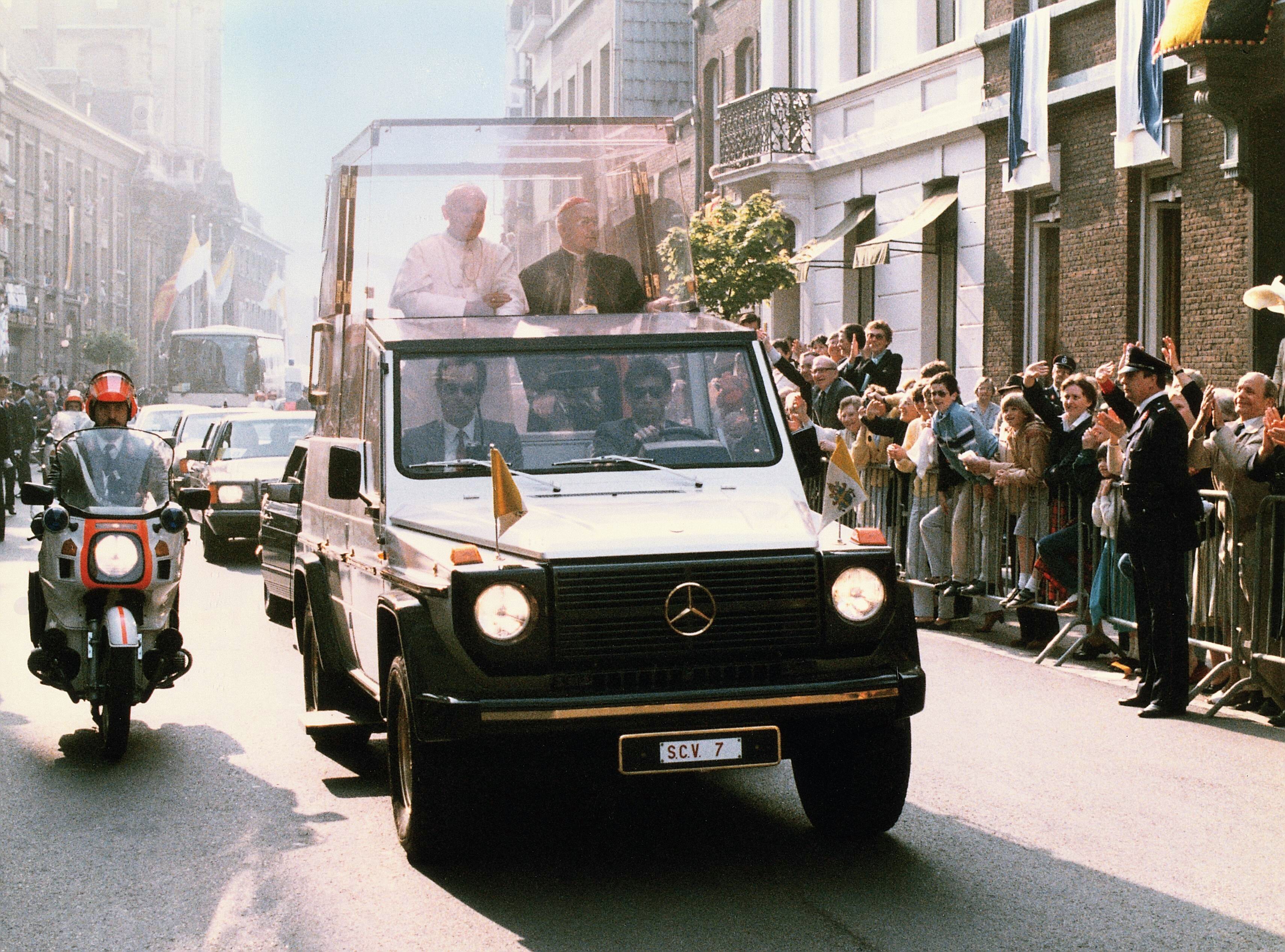Juan Pablo II usando un Mercedes-Benz 230 G blindado