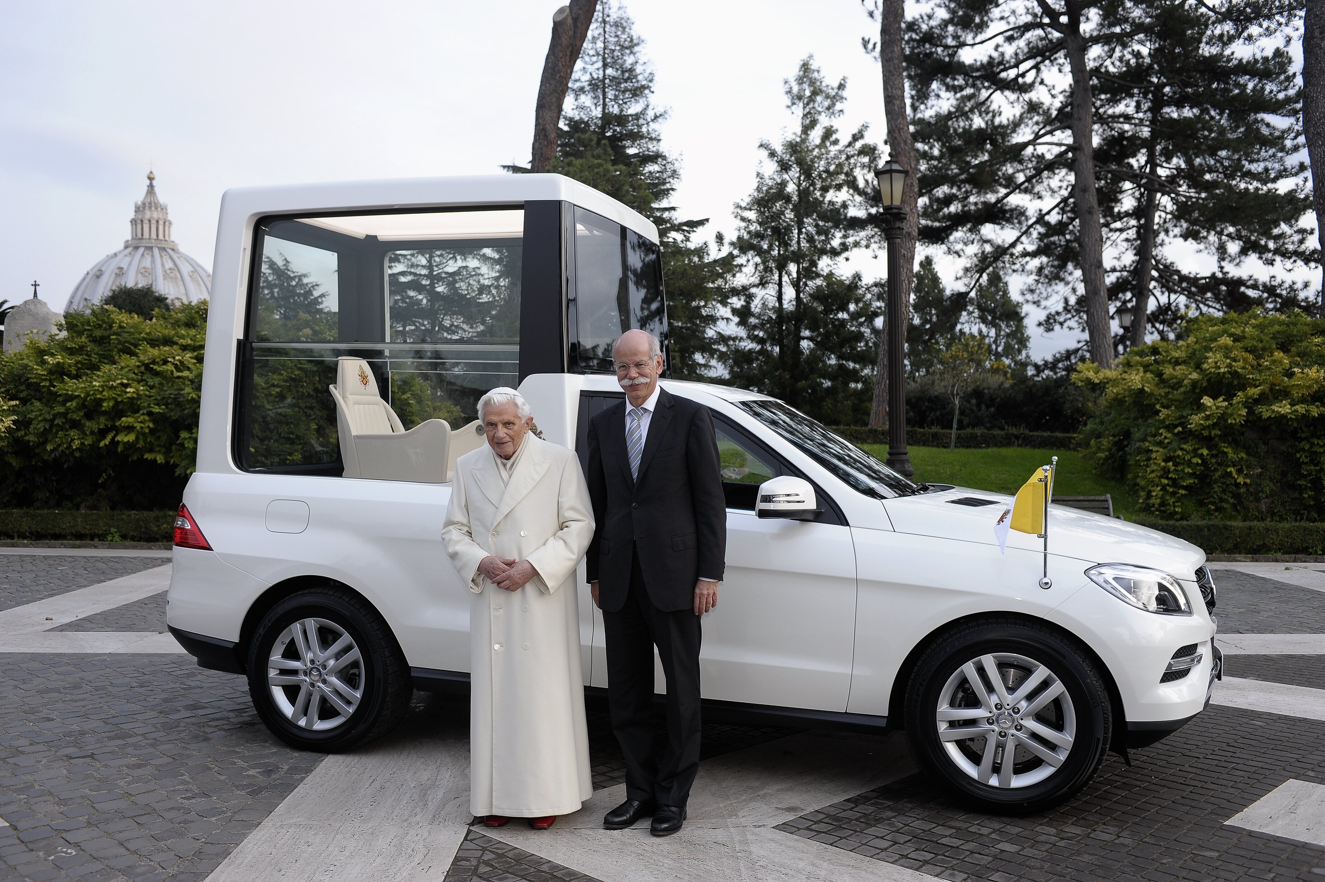 Benedicto XVI recibiendo un nuevo papamóvil pocos meses antes de su retirada