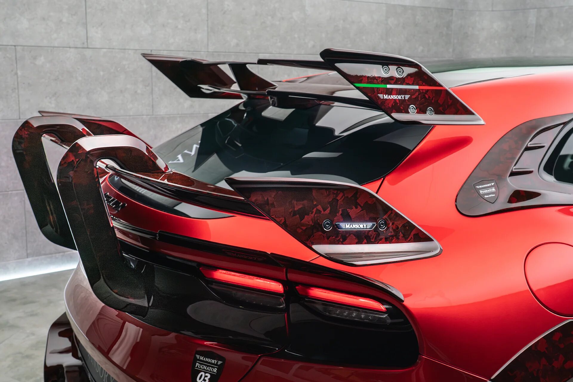 Trasera del Ferrari Purosangre Mansory: alerón por aquí, alerón por allá