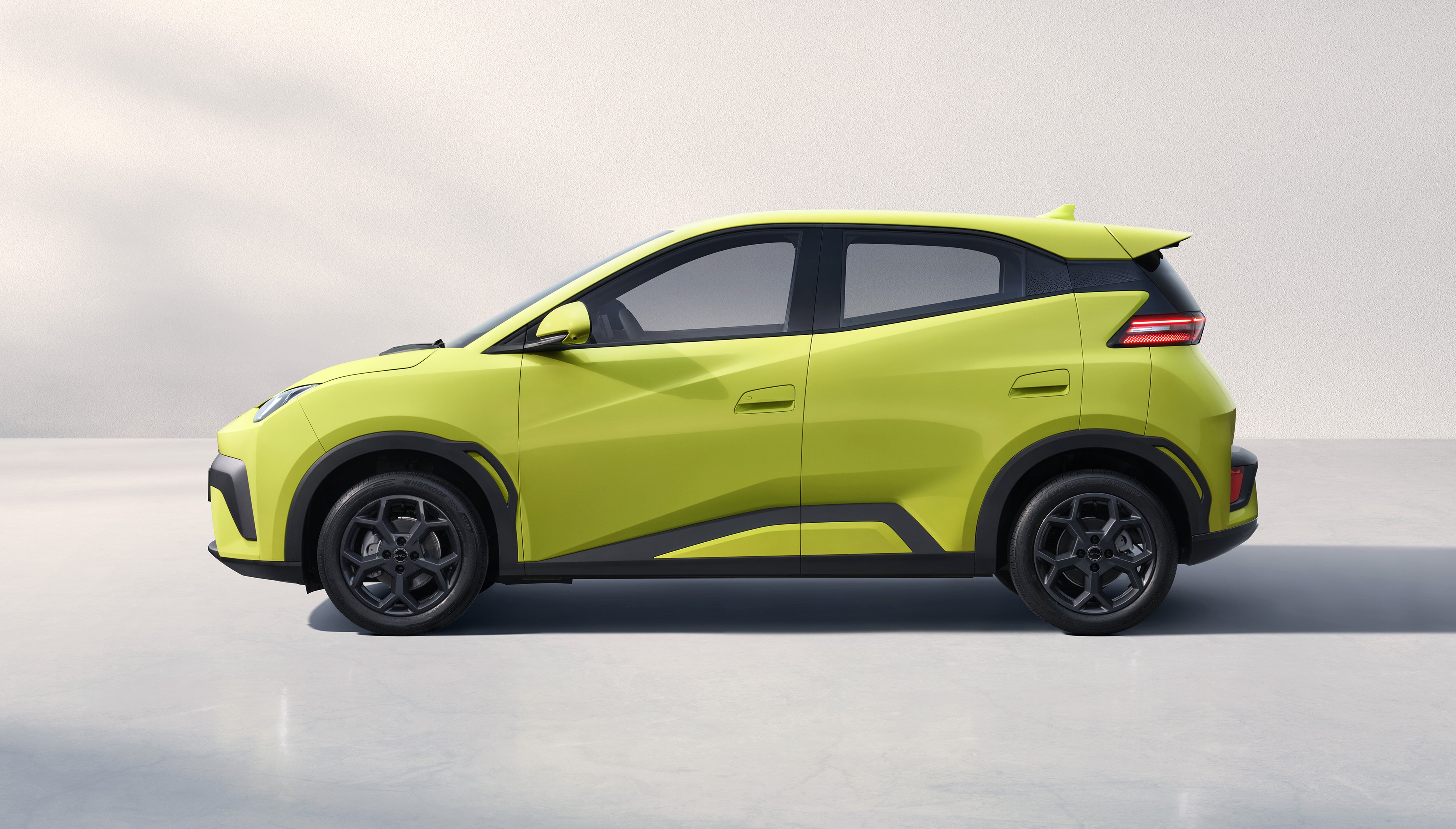 Frontal del BYD Dolphin Surf