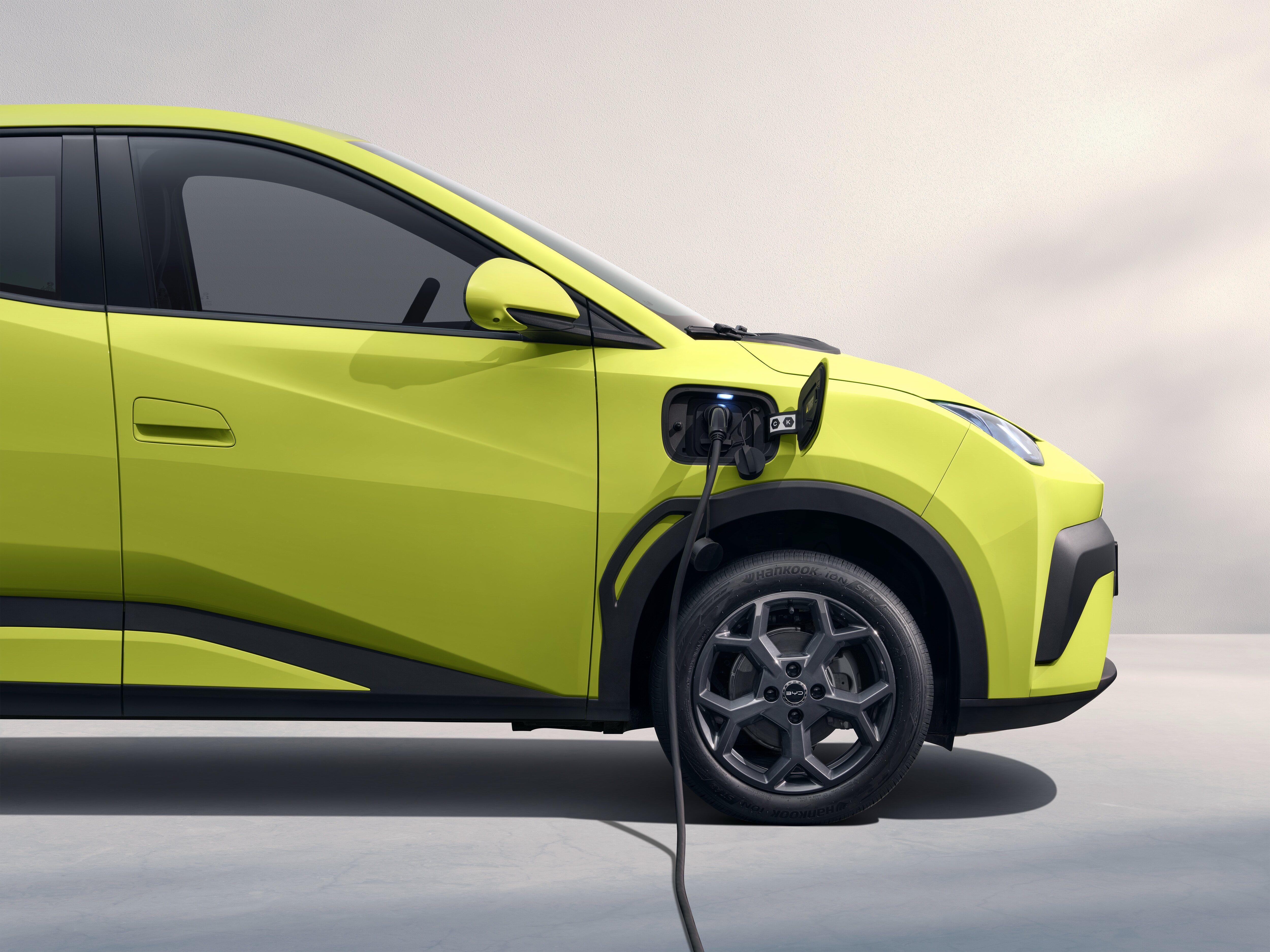 El cargador del BYD Dolphin Surf está en la parte lateral delantera