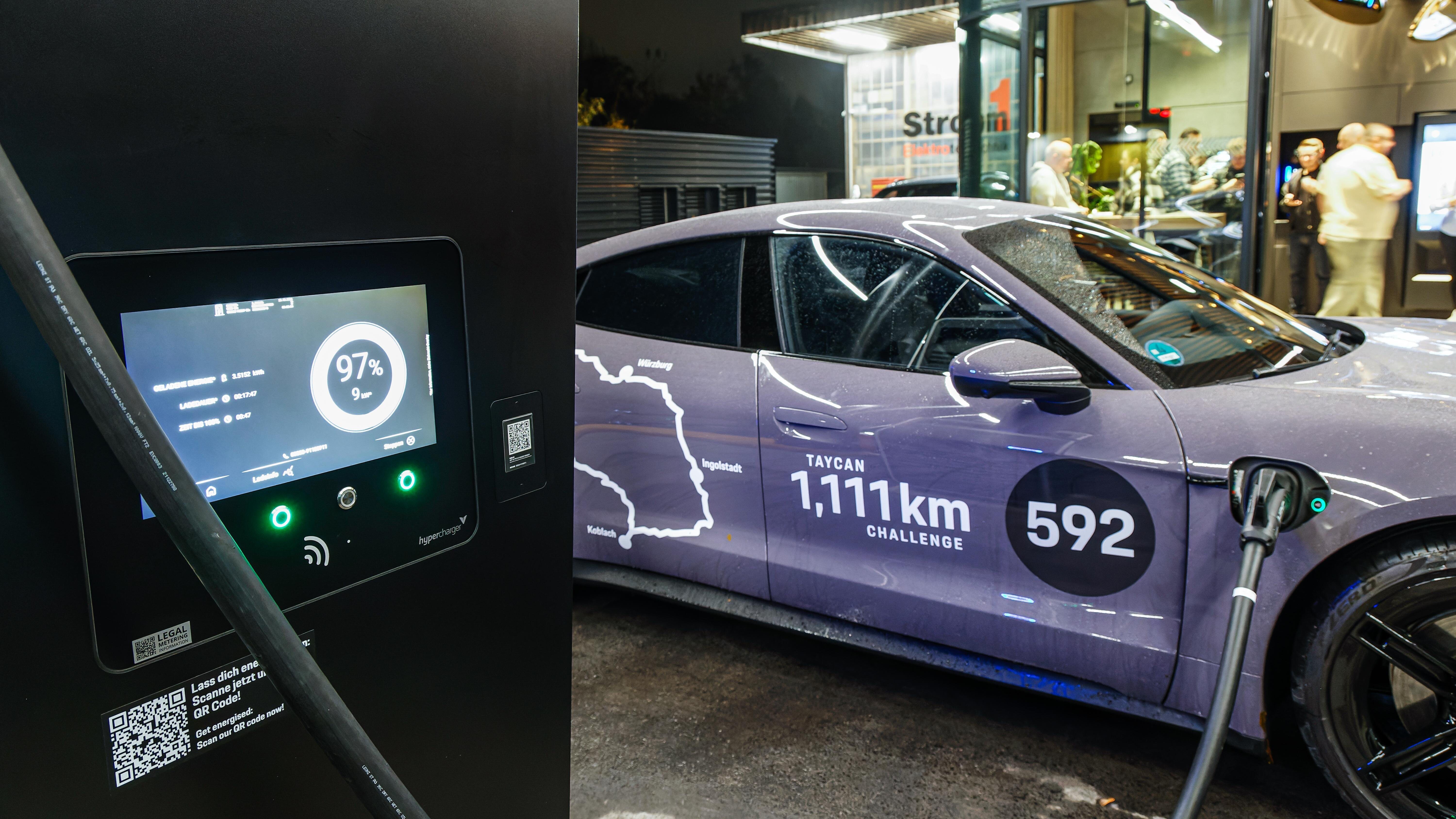 Un Porsche Taycan eléctrico en recarga