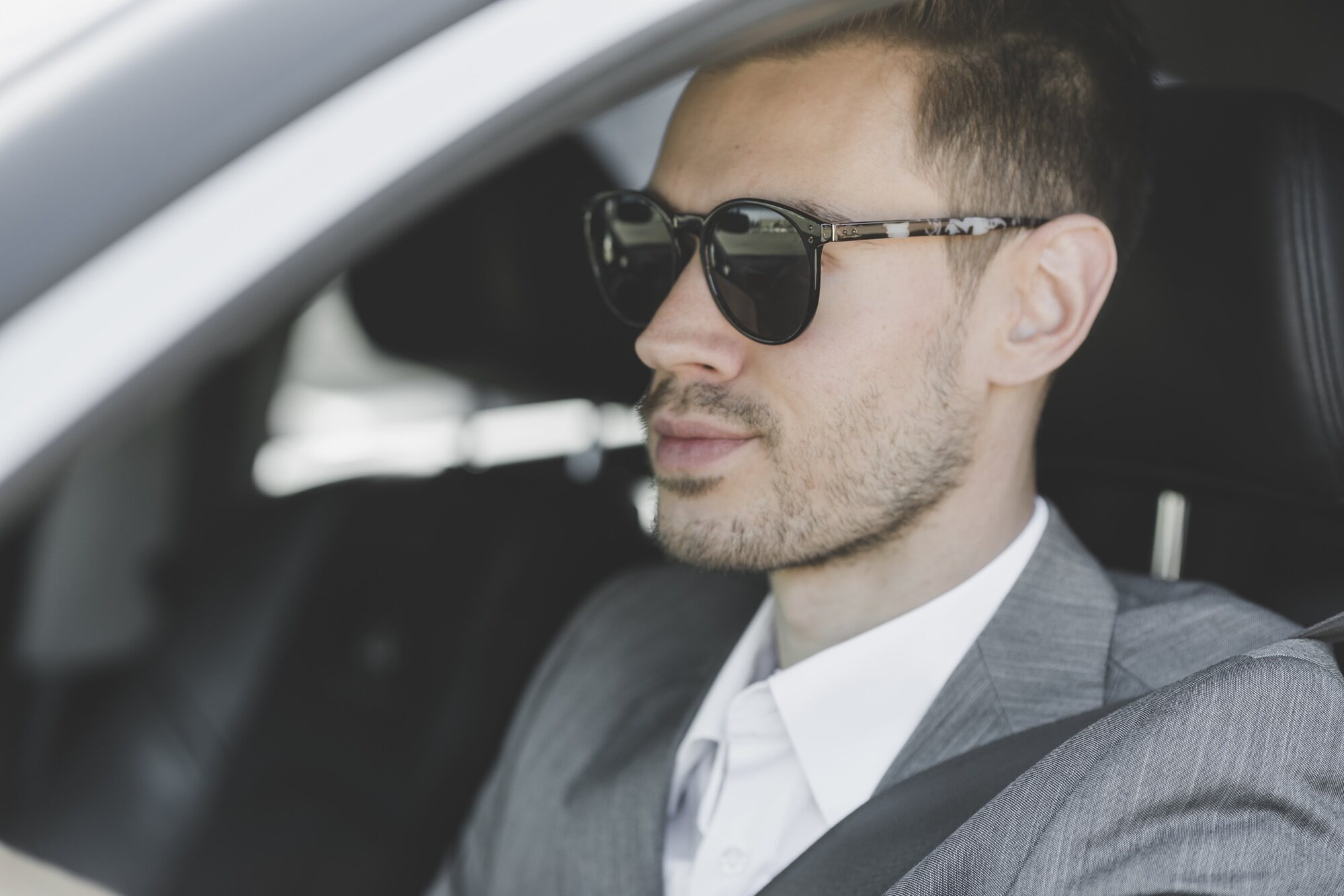 Conducir con gafas de sol está hasta recomendado en determinadas circunstancias