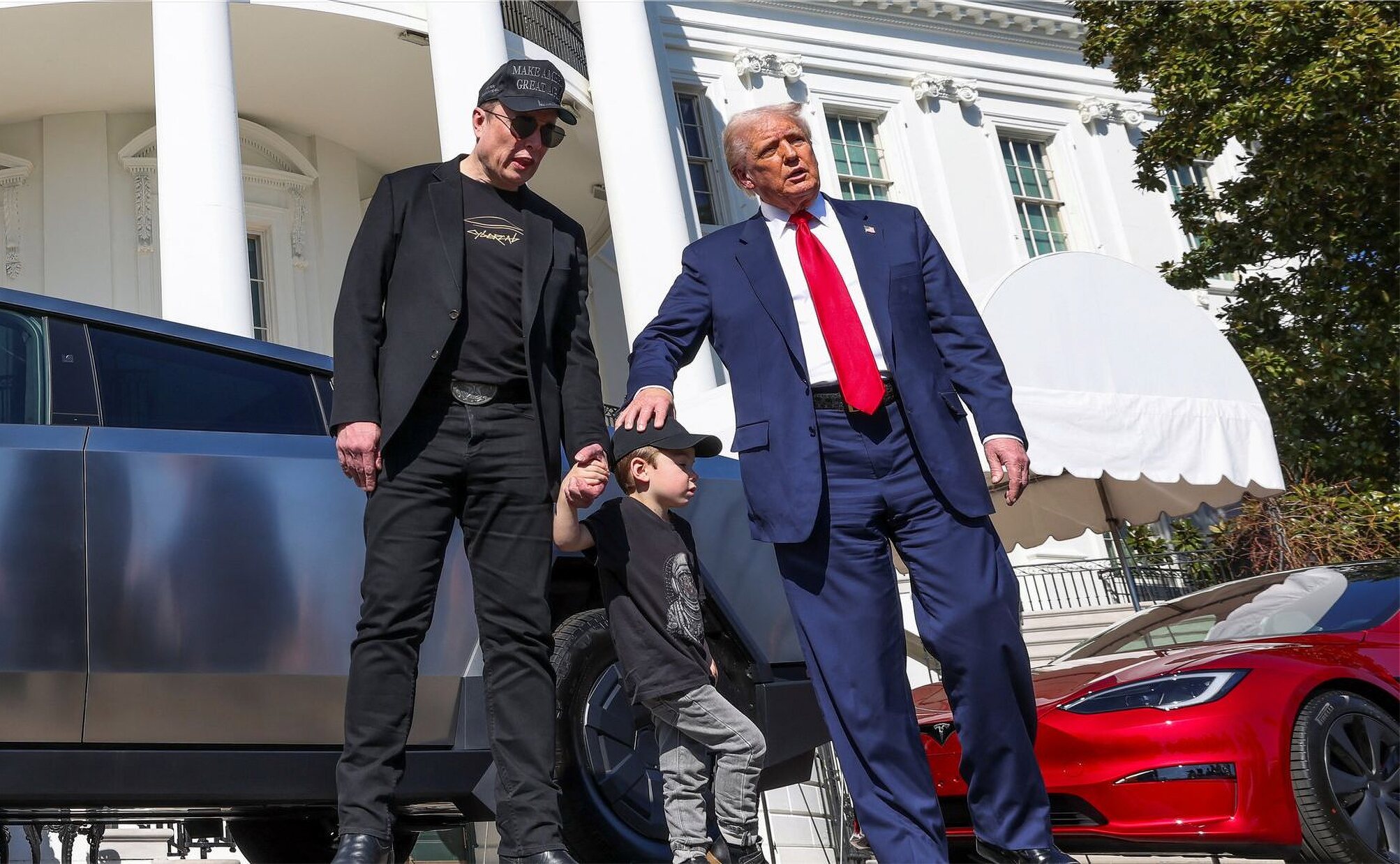 Cuando reinaba el amor, Elon Musk y uno de sus múltiples retoños fueron a la Casa Blanca a promocionar Tesla con Trump