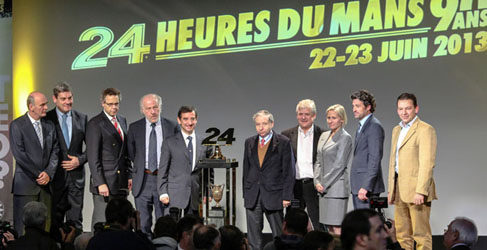 Los responsables de Le Mans con el trofeo