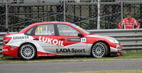 Aleksei Dudukalo mira a su Lada