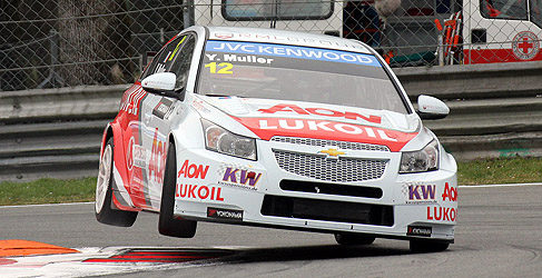 Yvan Muller ataca la primera chicane
