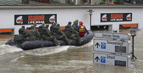 man ayuda inundaciones