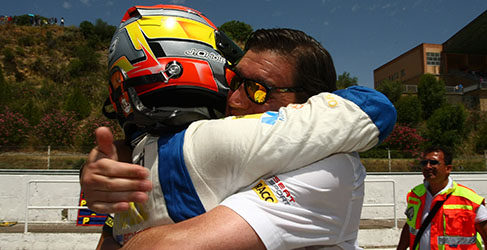 Jordi Oriola es felicitado por su padre