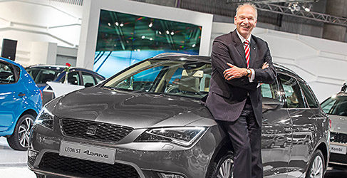 El Presidente de SEAT, Jürgen Stackmann, con el nuevo SEAT León ST 4Drive