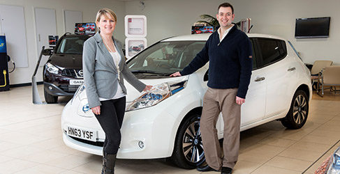 El doctor Brett Garner junto a su nuevo Nissan LEAF