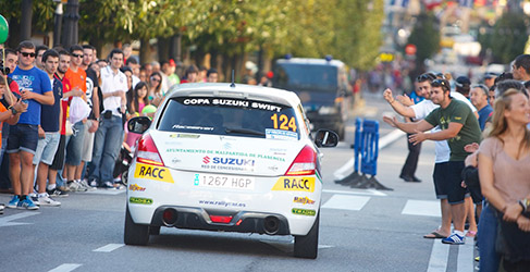 Uno de los Suzuki Swift dejando la zona de salida