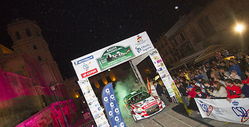 Lorca abrazaba al rally en la ceremonia de salida