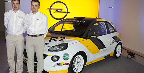 Esteban Vallín y Borja Odriozola junto al Opel ADAM R2