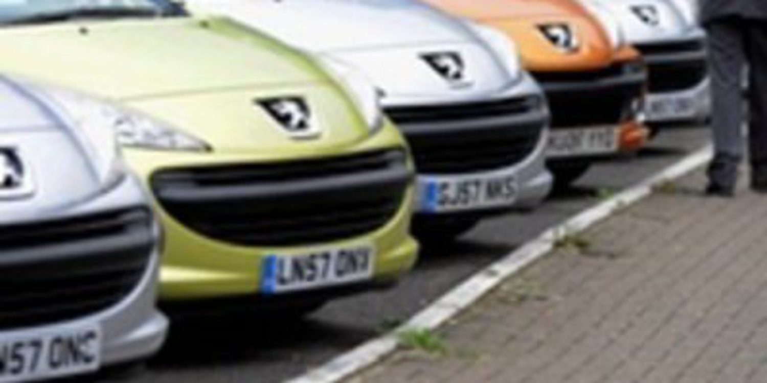 Las matriculaciones en marzo caen casi un 30%