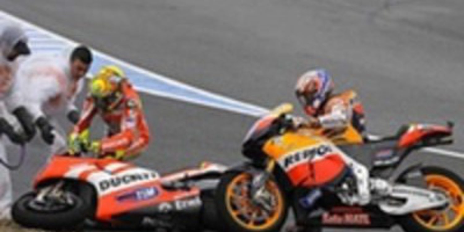 Corte de mangas de Stoner a los comisarios tras su incidente con Rossi