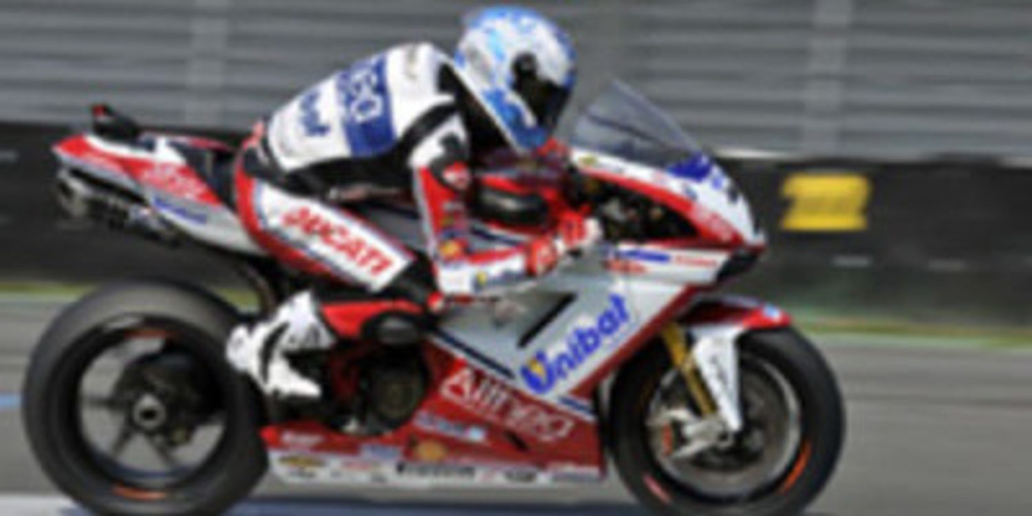 Carlos Checa le gana la partida a Biaggi en la última vuelta de la Race2 en Assen