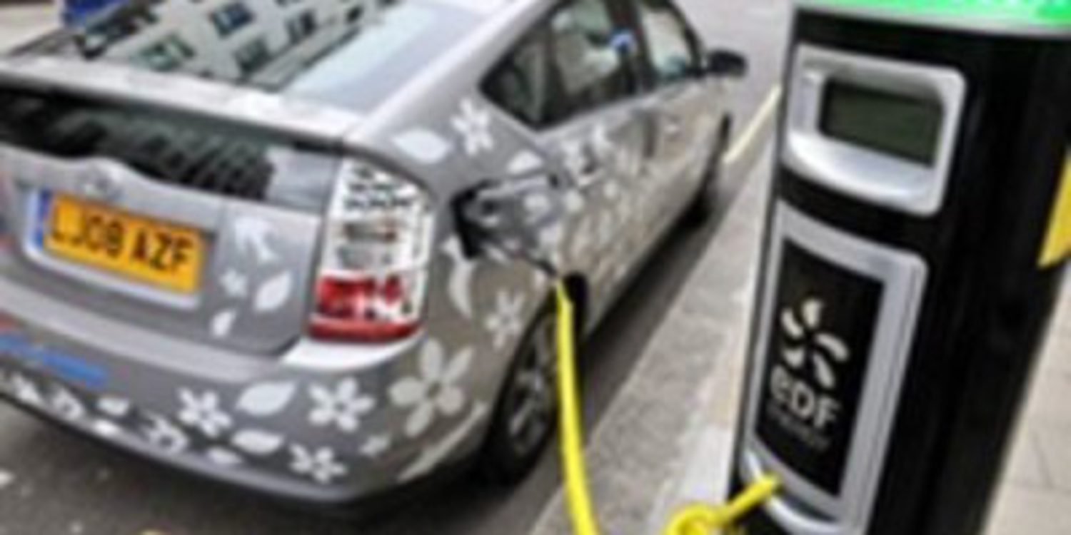 ¿Recargar baterías eléctricas sin conectarse a nada? En eso piensa Toyota