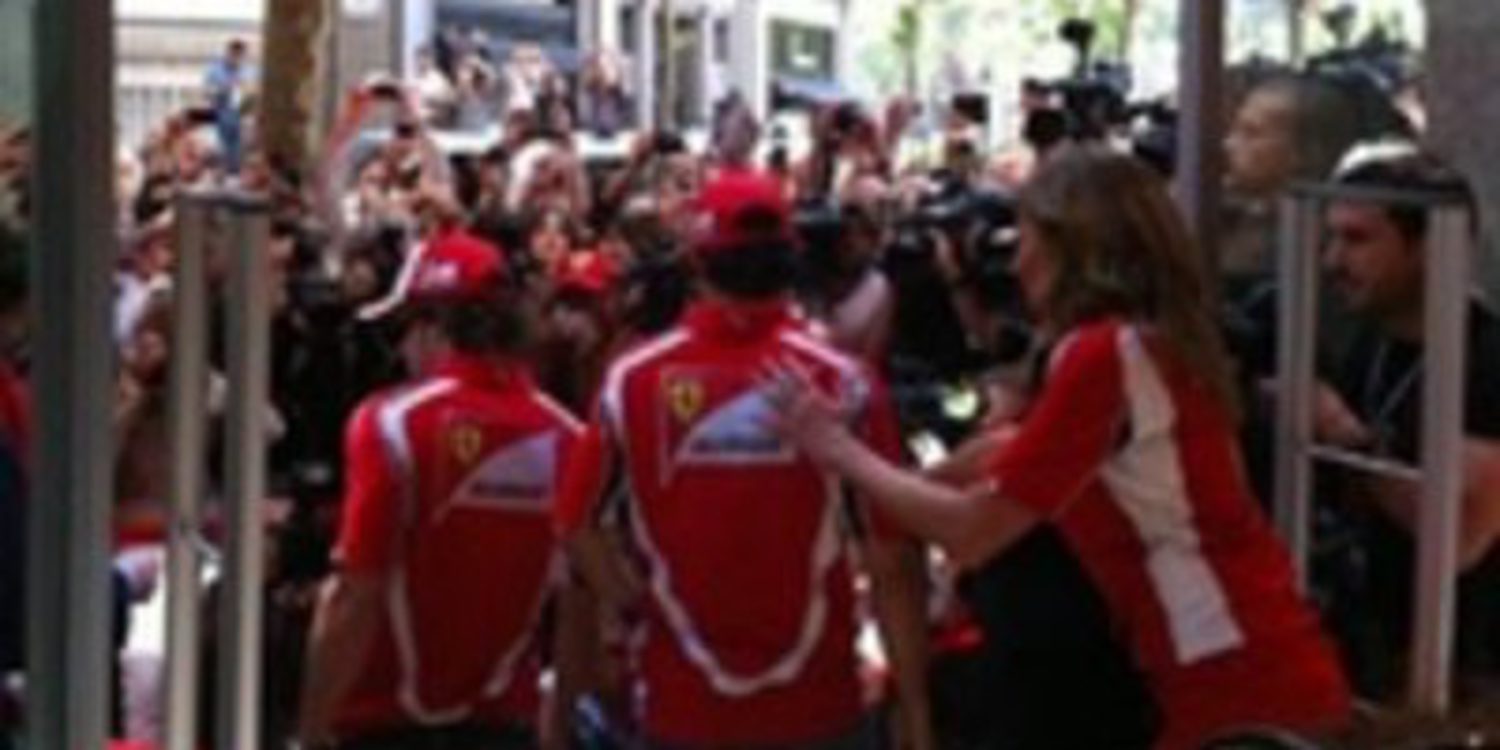 Locura en la inauguración de la primera tienda Ferrari en España