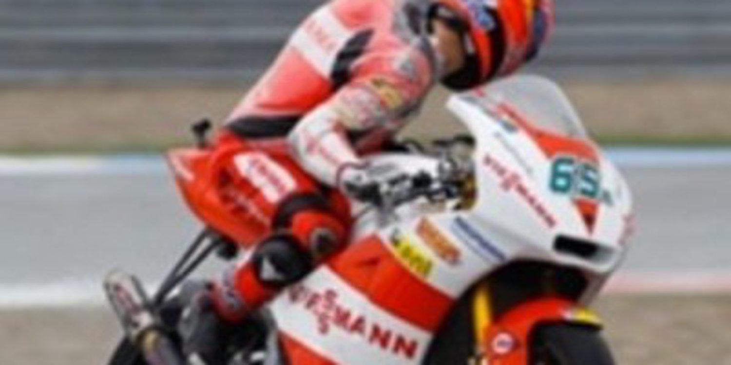 Bradl lidera una jornada pasada por agua en Assen