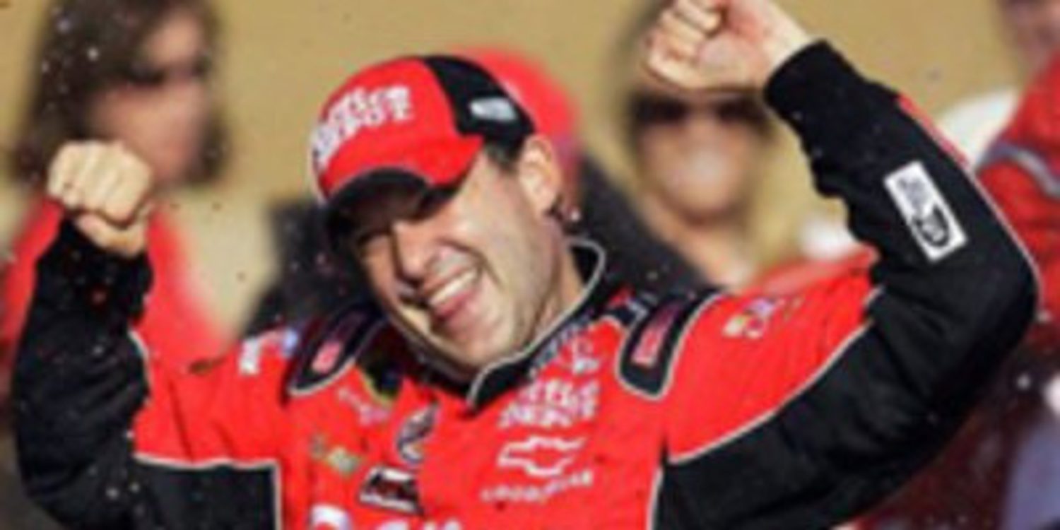 Tony Stewart gana la carrera de Martinsville en el último suspiro
