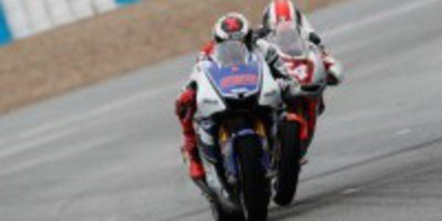 Nicky Hayden domina entre la lluvia y el viento de Jerez