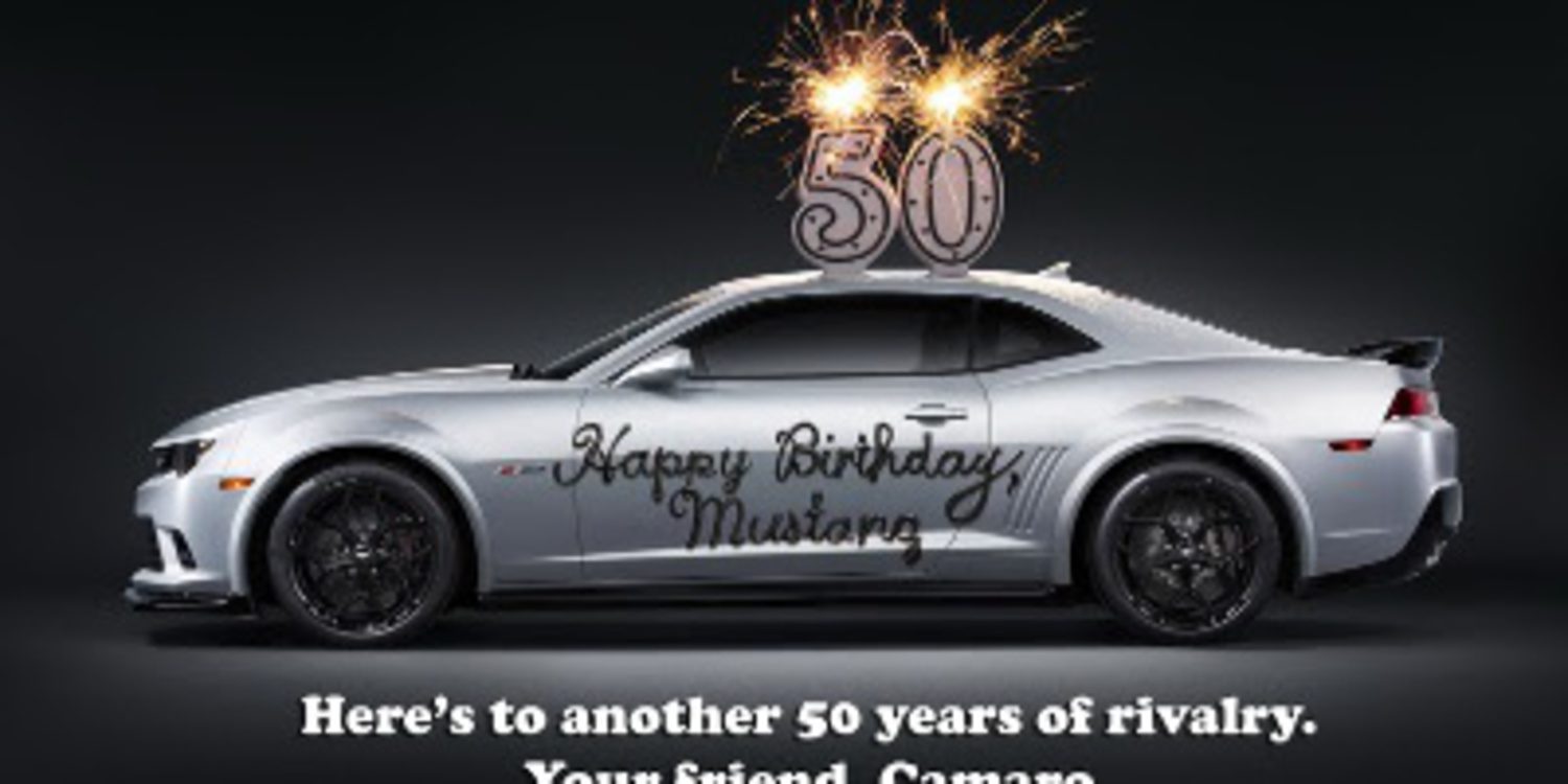 Curiosa felicitación de GM al Ford Mustang