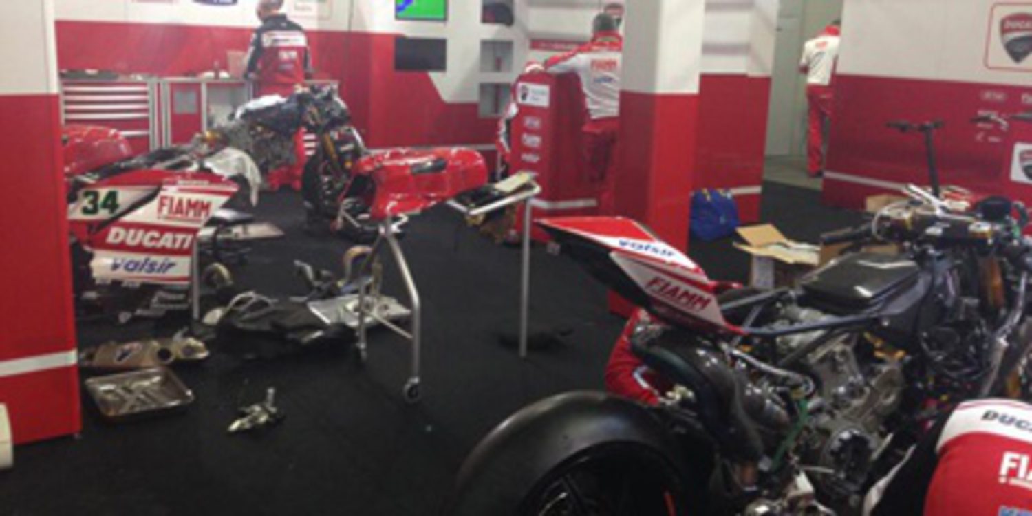 Davide Giugliano al frente del FP2 del WSBK en Assen