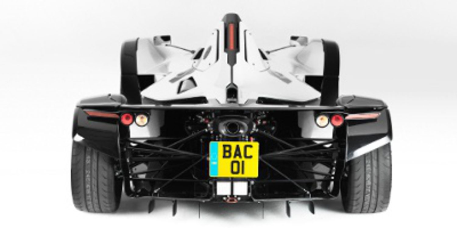BAC Mono en persecución de un McLaren P1 en Silverstone