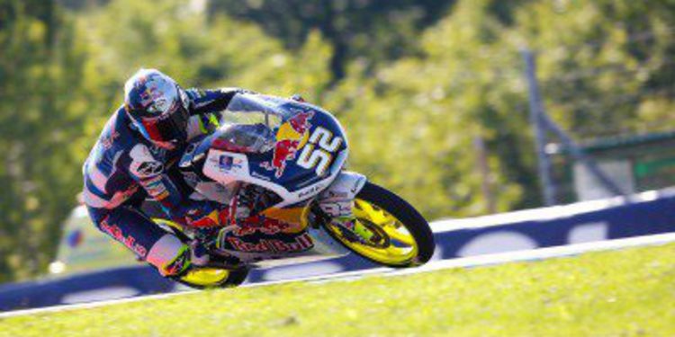 Danny Kent al mando en la FP2 de Moto3 en Silverstone