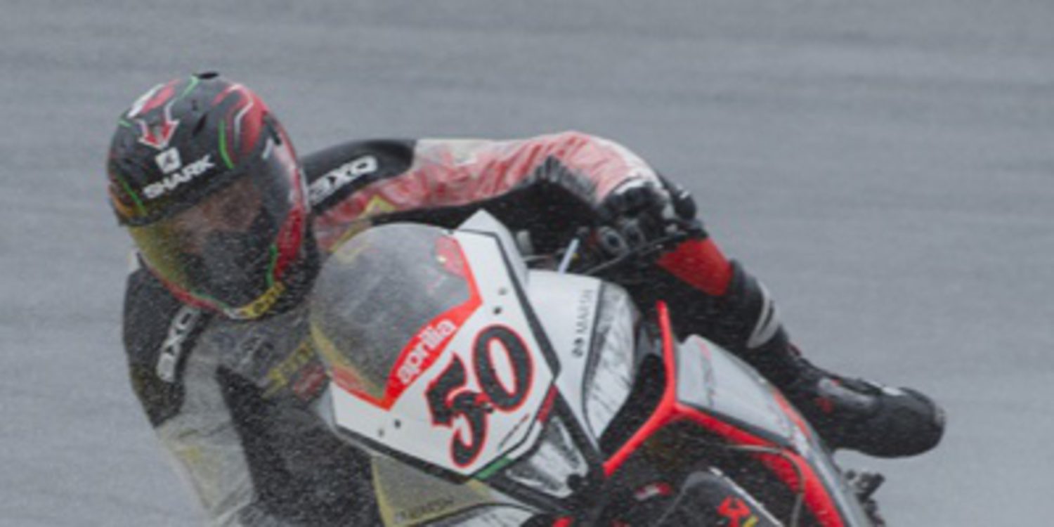 Guintoli se lleva el mojado warm up en Magny-Cours