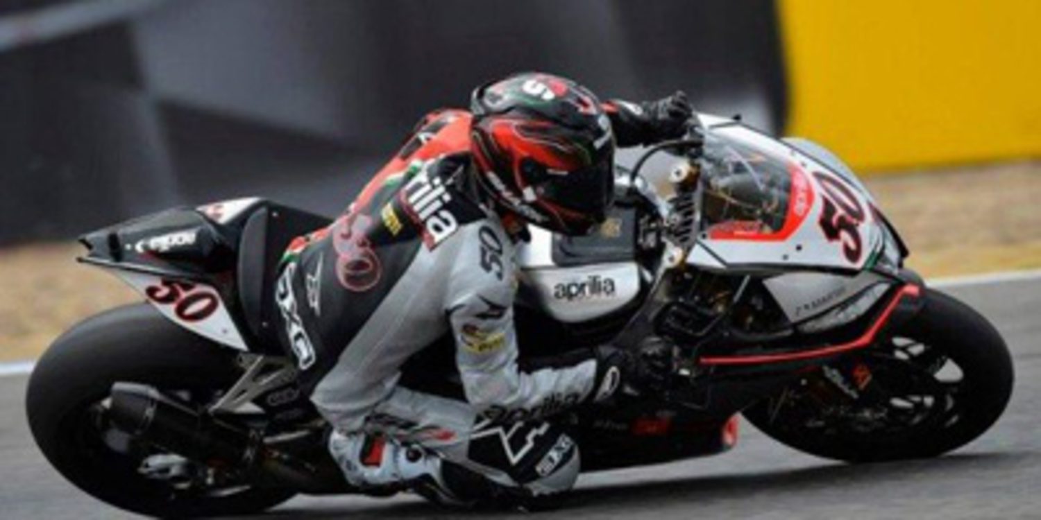 Sylvain Guintoli sacude el campeonato en Magny-Cours