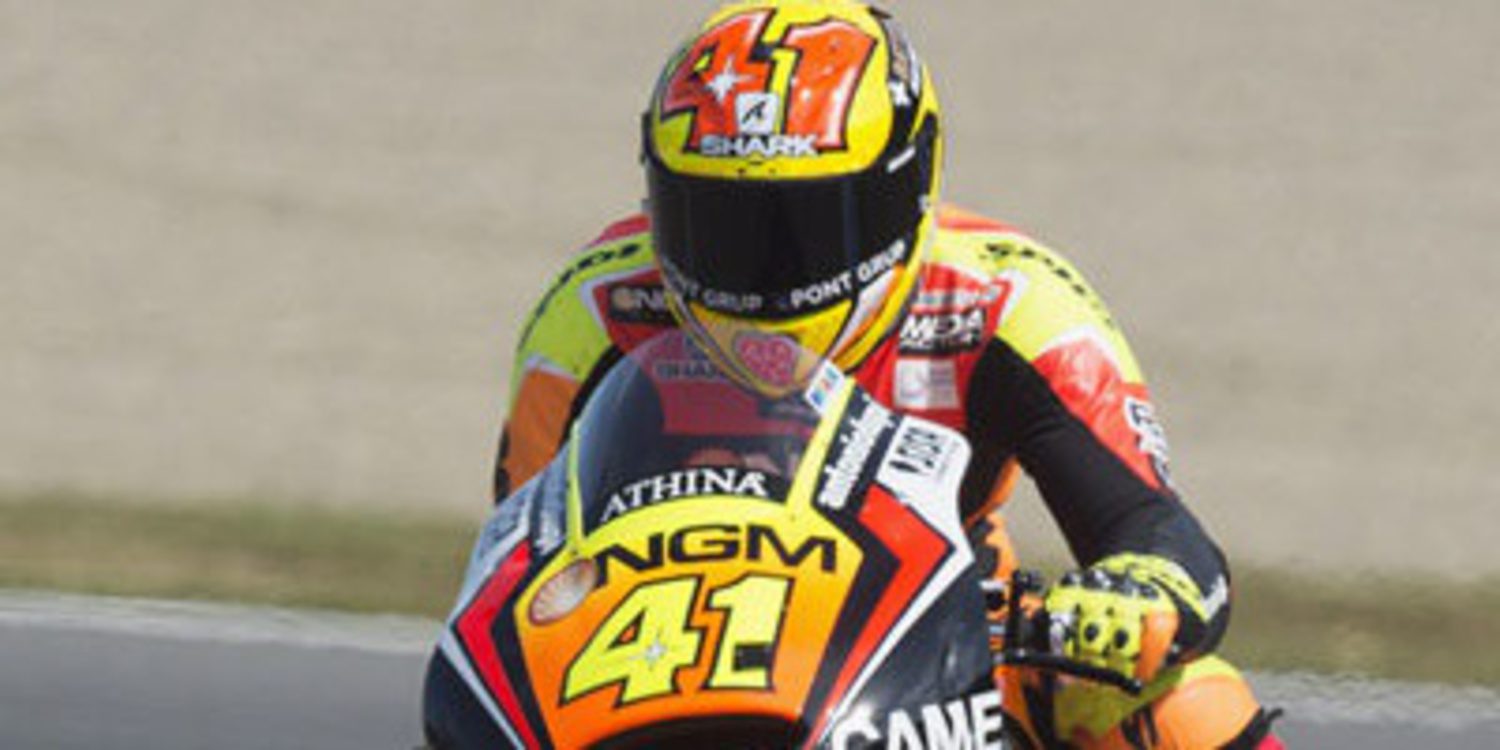 Aleix Espargaró al frente del FP1 de MotoGP en Phillip Island
