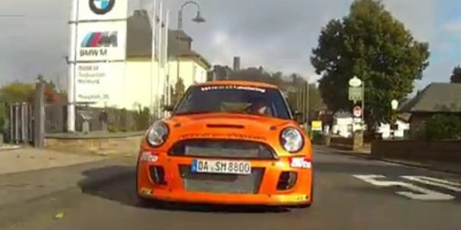 Un MINI JCW destroza el récord del Megane en el Ring