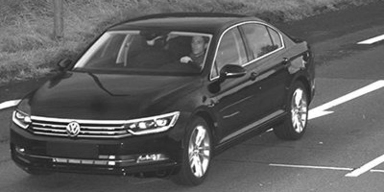 Roban dos Volkswagen Passat recién fabricados