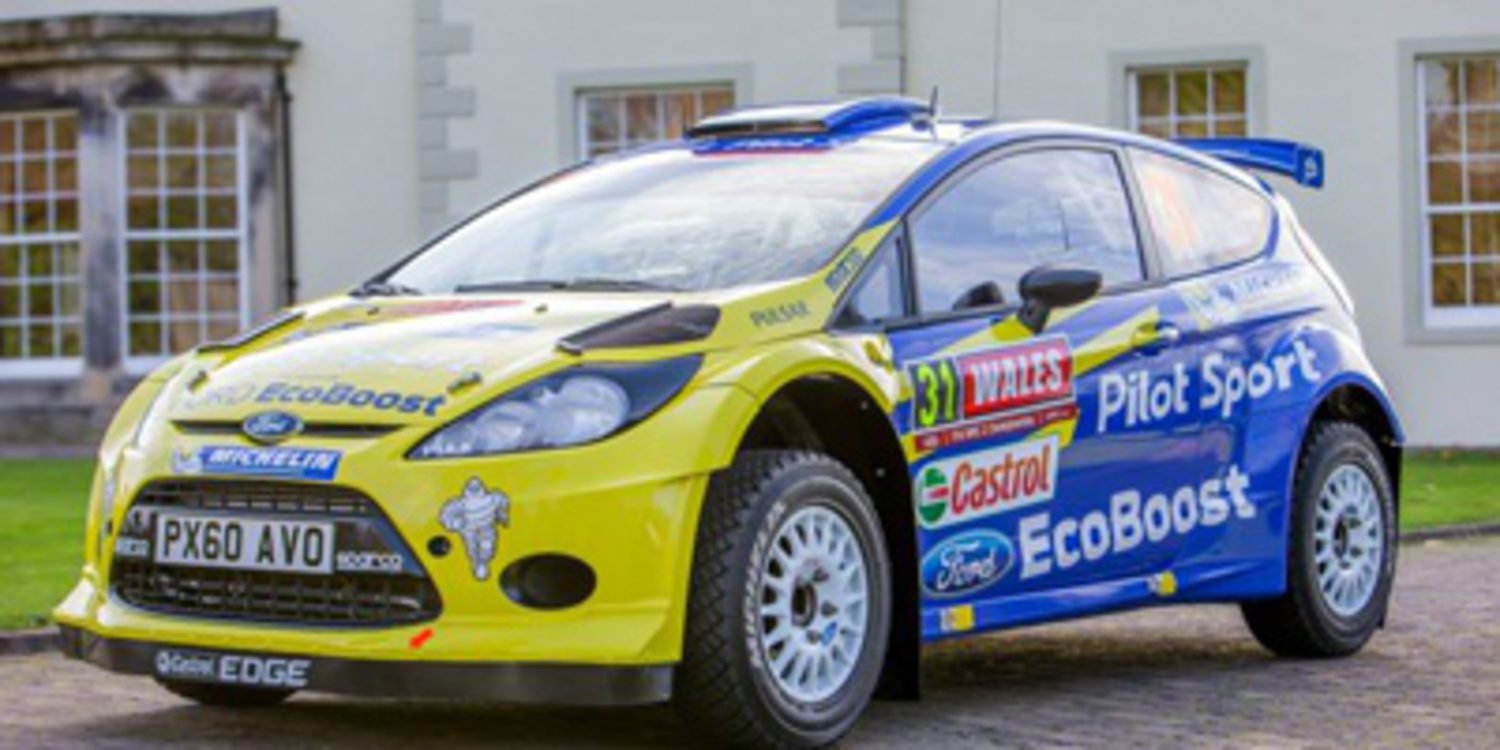 Matthew Wilson se viste de Malcolm en el Rally de Gales