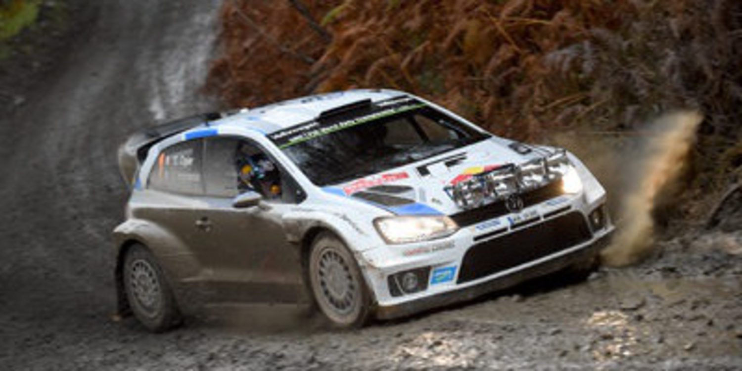 Seb Ogier surca grácil el barro del primer bucle en Gales