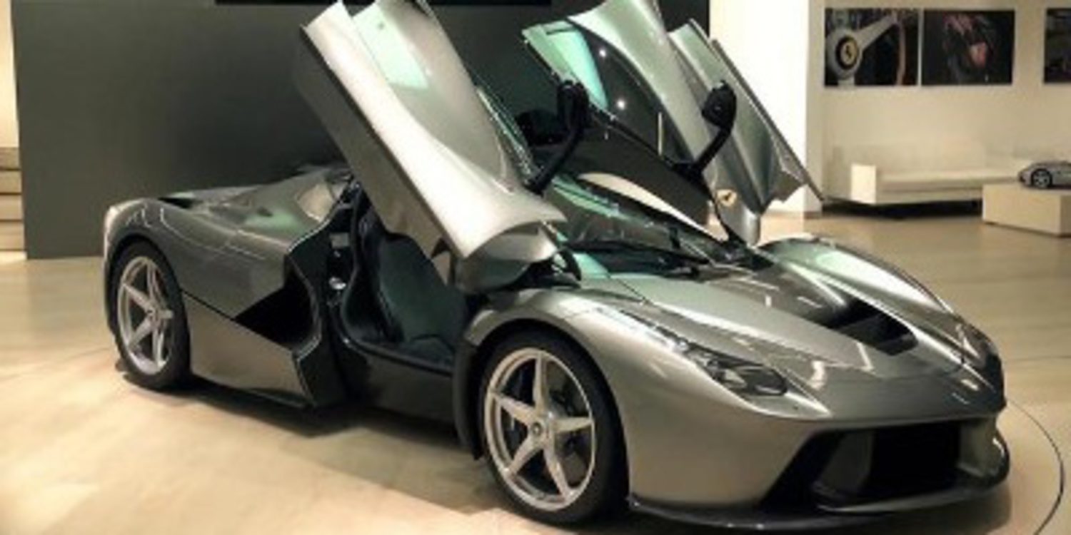 Entrega en Maranello de un llamativo Ferrari LaFerrari gris