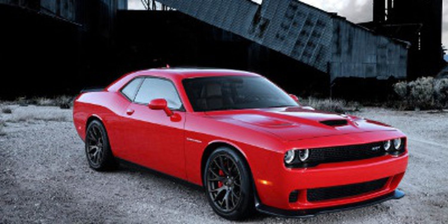 Dodge SRT Challenger Hellcat contra caza F16