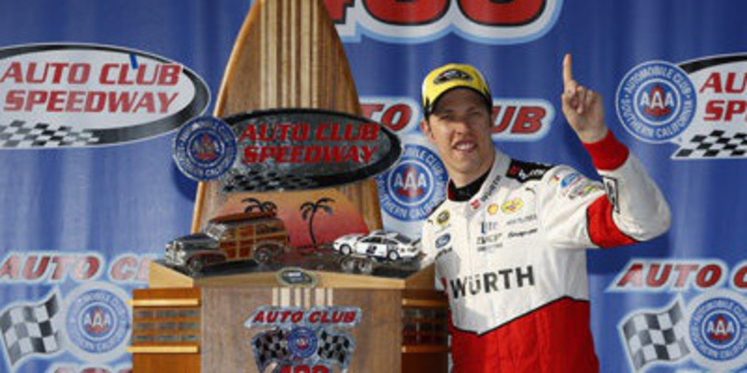 Brad Keselowski se cuela en la lucha y gana en Fontana
