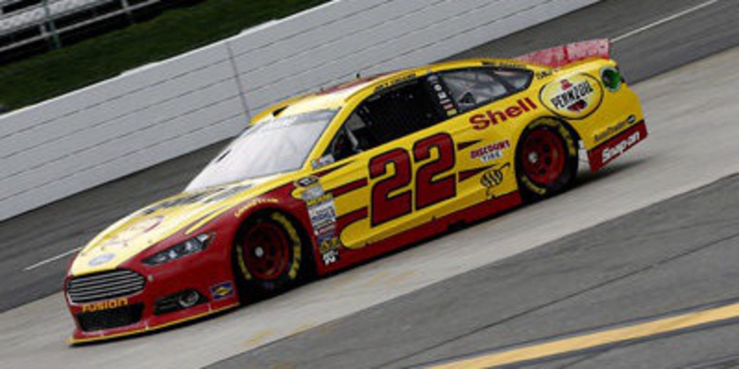 Joey Logano consigue la pole en Martinsville