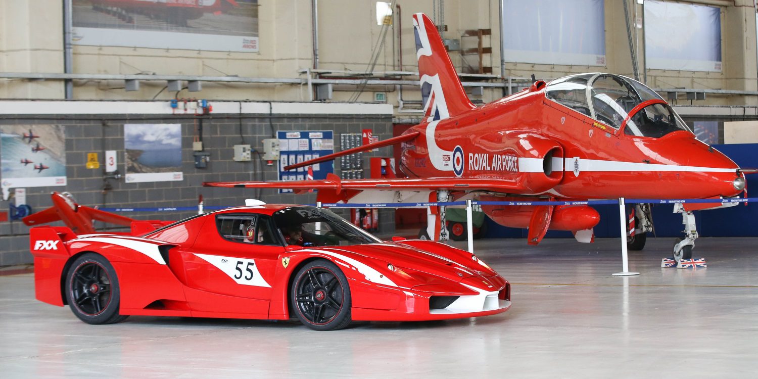 Guy Martin a los mandos del radical Ferrari FXX