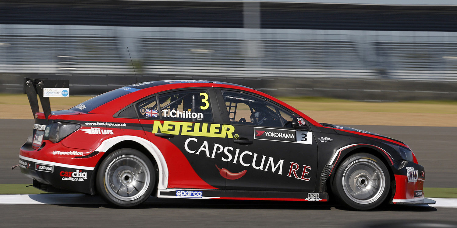 Tom Chilton domina los segundos libres al caer el ocaso