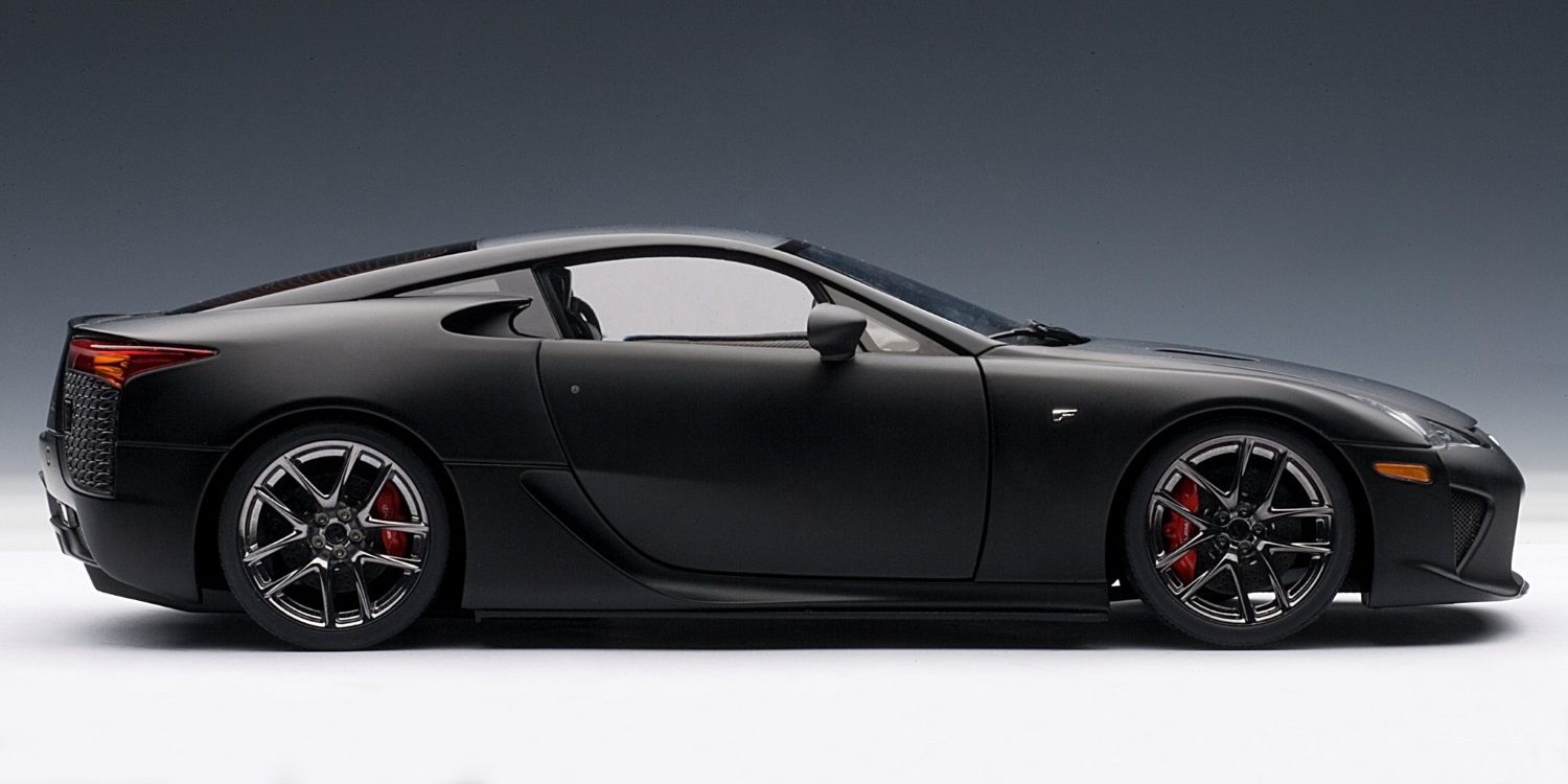 Lamborghini pillada testando un Lexus LFA