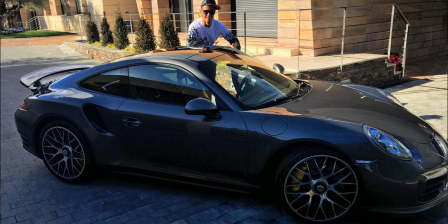 Cristiano Ronaldo posa frente a un 911 Turbo S días después de perder el Balón de Oro